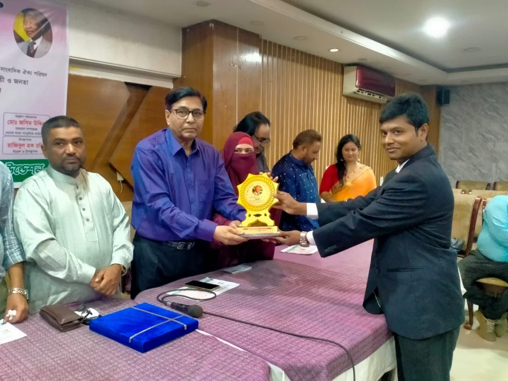 রাজধানীতে নেলসন ম্যান্ডেলার জীবন ও আদর্শ নিয়ে আলোচনা, আইনজীবী হাবিবুল হক পেলেন বিশেষ সম্মাননা