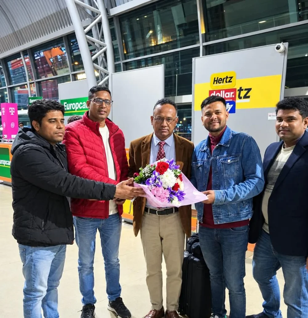 পোল্যান্ডে  পৌঁছেছেন বিএনপি নেতা আনোয়ার হোসেন খোকন, বিমানবন্দরে ফুলেল শুভেচ্ছা